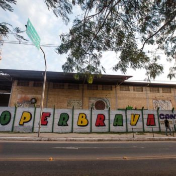Descrição: foto em plano aberto dos muros externos da Cooperativa dos Recicladores da Unidade de Canabrava com murais graffiti pintados por 16 artistas de Salvador.