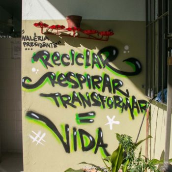 Artista: BrunoPastore. Descrição: Parede apresenta grafitti onde lê-se "reciclar, respirar, transformar = vida".