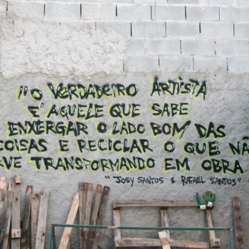 Artista: Bruno Pastore. Descrição: Parede apresenta grafitti onde lê-se "O verdadeiro artista é aquele que sabe enxergar o lado bom das coisas e reciclar o que serve transformando em obra prima".