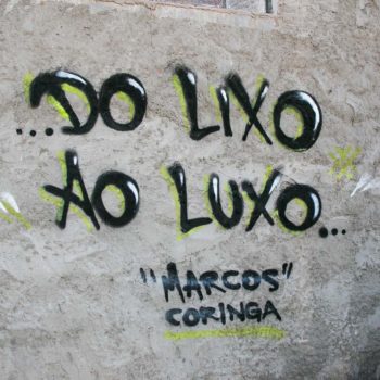 Artista: Bruno Pastore. Descrição: Parede apresenta grafitti onde lê-se "Do lixo ao luxo".