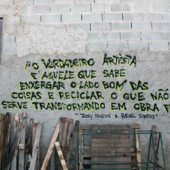 Artista: BrunoPastore. Descrição: Parede apresenta grafitti onde lê-se "O verdadeiro artista é aquele que sabe enxergar o lado bom das coisas e reciclar o que serve transformando em obra prima".