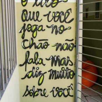 Artista: Bruno Pastore. Descrição: Parede apresenta grafitti onde lê-se "o lixo que você joga no chão não fala, mas diz muito sobre você".