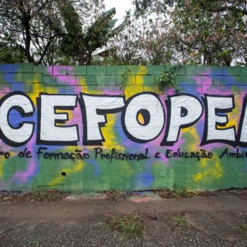 Artista Oxil. Foto: Rebeca Figueiredo. Descrição: muro externo verde com grafitti escrito “CEFOPEIA grande em branco, e abaixo em letras menores pretas “Centro de formação profissional e educação ambiental”