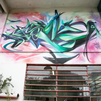 Artista: Randal Bone. Descrição: Parede externa da Cooperativa Central Tietê apresenta mural artístico de letras estilizadas e abstratas, onde se lê: Bone.