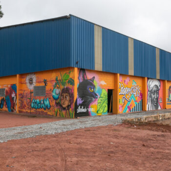 Descrição: Fachada lateral repleta de graffiti da cooperativa Coopercata-Mauá.