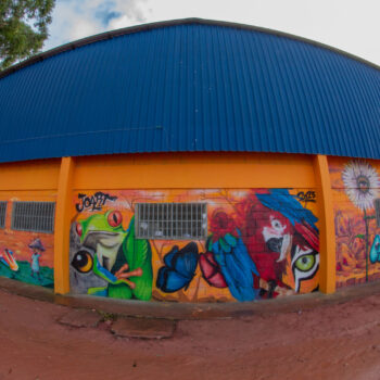 Descrição: Fachada lateral repleta de graffiti da cooperativa Coopercata-Mauá.